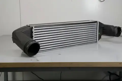 Uszkodzony intercooler w dieslu objawy: utrata mocy, dymienie, nierówna praca silnika. Ten element jest kluczowy dla prawidłowego działania turbosprężarki.