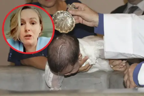 Kobieta w okręgu patrzy na uroczystość chrztu dziecka. Woda święcona spływa po głowie niemowlęcia.