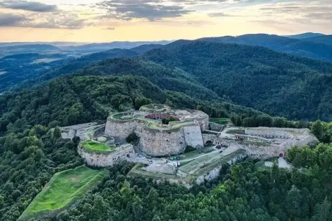 Twierdza na Srebrnej Górze, imponujące atrakcje turystyczne w otoczeniu zielonych wzgórz.