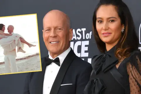 Bruce Willis z żoną na premierze. W tle zdjęcie z plaży, gdzie Bruce Willis niesie swoją ukochaną, jakby byli przyjaciółmi na zawsze.