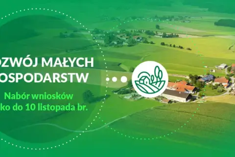 Rozwój małych gospodarstw 2025: nabór wniosków do 10 listopada. Widok z lotu ptaka na zielone pola i zabudowania wiejskie.