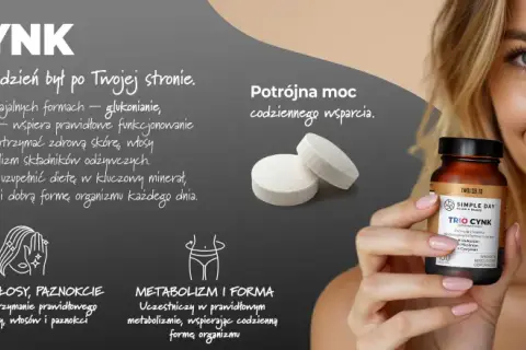Kobieta trzymająca butelkę suplementu "Trio Cynk" i dwie tabletki.