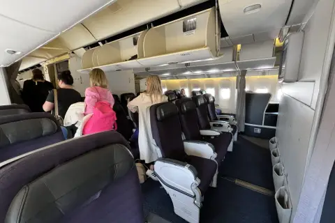 Wnętrze samolotu, fotele i pasażerowie. Czy to dobry wybór? Sprawdź opinie o Mavi Gök Aviation.