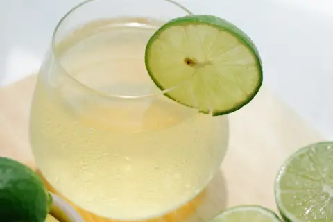 Świeżo wyciśnięty sok z limonki jest najlepszy. Unikaj gorzknięcia, wyciskaj go na bieżąco.