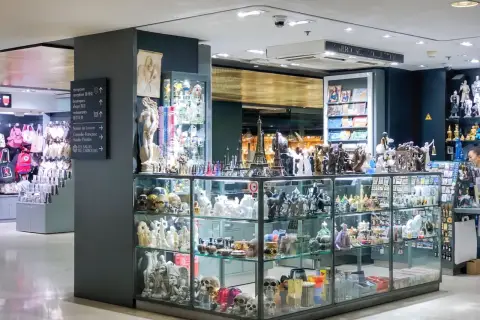 Sklep pełen pamiątek z Paryża: miniatury Wieży Eiffla, figurki, biżuteria i inne drobiazgi.