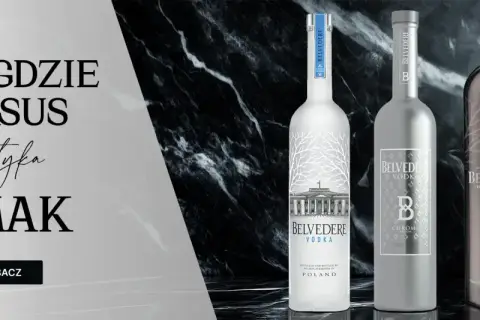 Trzy butelki luksusowej wódki Belvedere na tle marmuru. "Tam gdzie luksus spotyka smak" - idealny opis dla tego wykwintnego alkoholu.