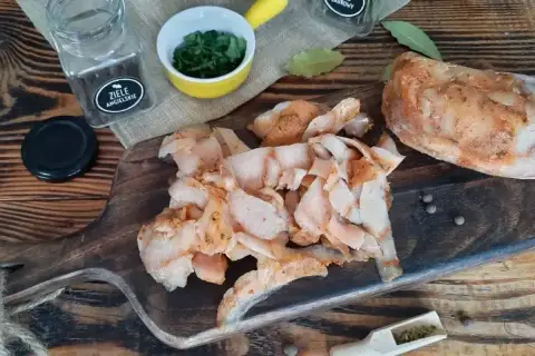 Pokrojone mięso na **prawdziwy kebab** na desce, obok przyprawy i ziół.