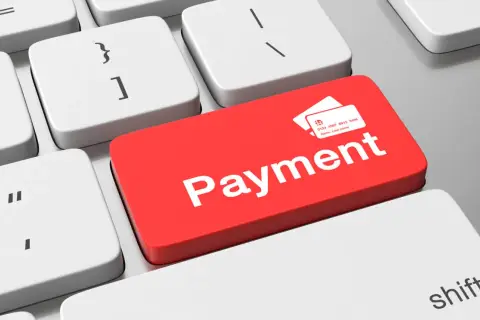 Czerwony klawisz "Payment" z ikoną karty kredytowej na klawiaturze. To symbol cyfrowych płatności i blue media.