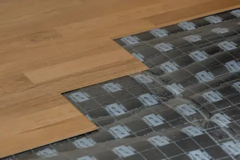 Drewniane panele układane na podkładzie z wytycznymi do cięcia. Idealny kit do paneli podłogowych.