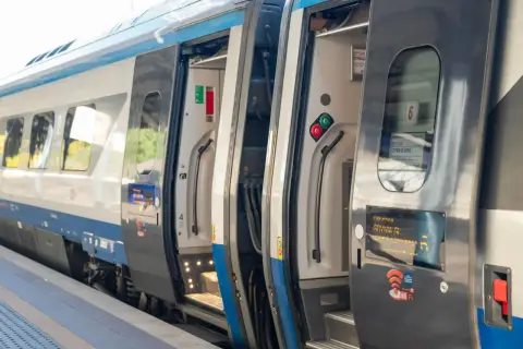 Pociąg EIP 5304 z Gdyni Głównej do Warszawy Centralnej, z otwartymi drzwiami, gotowy do podróży.