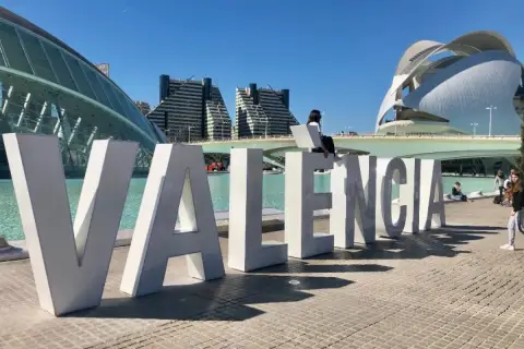 Letras gigantes de VALENCIA, un lugar ideal para visitar gratis. Arquitectura moderna y cielo azul.
