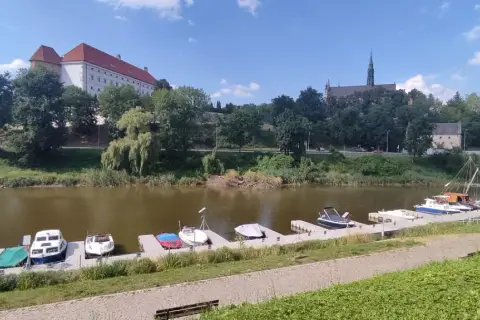 Łódki przy nabrzeżu, zamek i kościół na wzgórzu. Atrakcje 100 km od Sandomierza, idealne na weekendowy wypad.