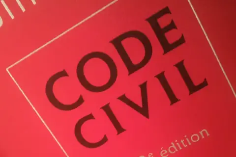 Code Civil rouge. Ce livre peut contenir des articles sur la procuration et le détournement, des sujets juridiques complexes.