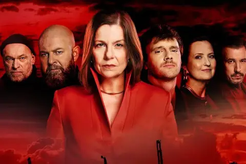 Krew z krwi: czy będzie 4 sezon? Obsada serialu w dramatycznym ujęciu na tle czerwonego nieba.