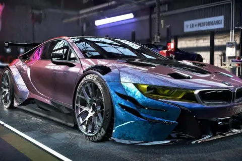 Zmodyfikowany BMW i8 w garażu, gotowy do wyścigów w NFS Heat. Możliwość gry cross-play sprawia, że rywalizacja jest jeszcze bardziej ekscytująca!