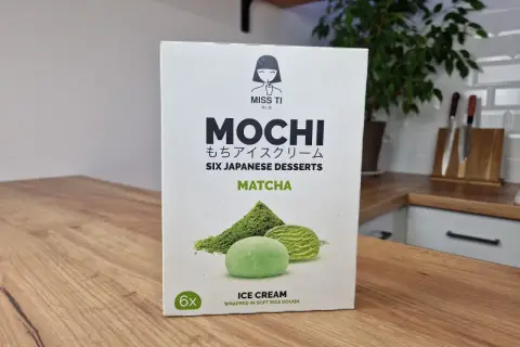 Pudełko lodów mochi matcha Miss Ti. Zastanawiasz się, ile kosztuje mochi w Żabce? To sześć japońskich deserów w miękkim cieście ryżowym.