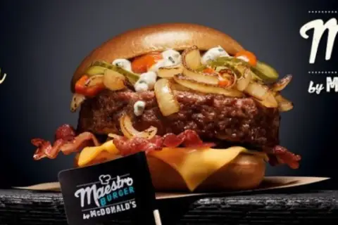 Burger szefa McDonald's Maestro, z grubym kotletem, bekonem, serem i warzywami.
