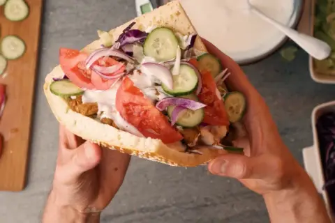 Ile kalorii ma kebab w bułce? Zaskakujące różnice w kaloryczności