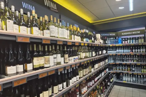 Półki sklepowe uginają się pod ciężarem butelek wina i mocnych alkoholi. Pamiętaj o zakazie sprzedaży alkoholu po 22.