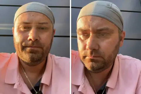 Adrian ze ślubu od pierwszego wejrzenia w różowej koszulce polo i szarej opasce na głowie.