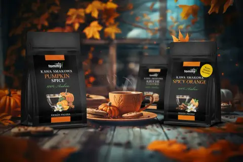 Jesienna aranżacja z kawą Tommy. Na pierwszym planie dwie paczki kawy: Pumpkin Spice i Spicy Orange. W centrum parujący kubek kawy, ciasteczka i dynie.