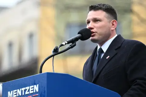 Sławomir Mentzen przemawia, gdy Konfederacja analizuje sekrety audytu wewnętrznego po utracie subwencji.