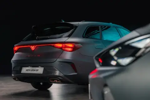 Matowy Cupra Leon SP z podświetlanym logo i wydechem. Sprawdź aktualną cupra leon cena.