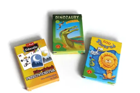 Trzy pudełka gier karcianych: "Edu-piotruś Przeciwieństwa", "Dinozaury Piotruś Pamięć" i "Zoo Piotruś". Idealne do nauki i zabawy, jak się gra w piotrusia.