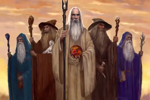 Pięciu czarodziejów, w tym Gandalf, stoi razem, trzymając magiczne kule i kostury.