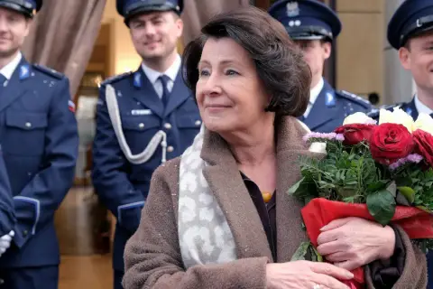 Kobieta z bukietem róż, otoczona przez policjantów w mundurach. Czyżby to była zapowiedź filmu "Uwierz w Mikołaja 2"?