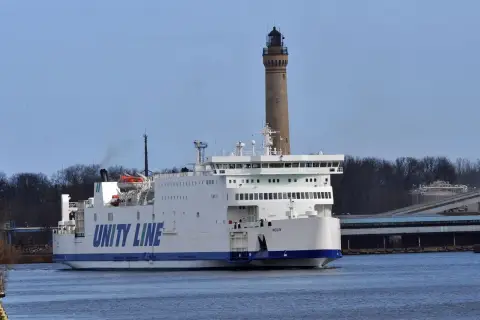 Prom Unity Line "Wolin" płynie w kierunku latarni morskiej.