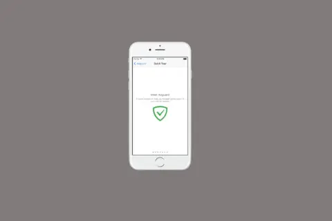 Na ekranie telefonu widać powitalny ekran aplikacji Adguard, która jest skutecznym adblockiem na telefon.