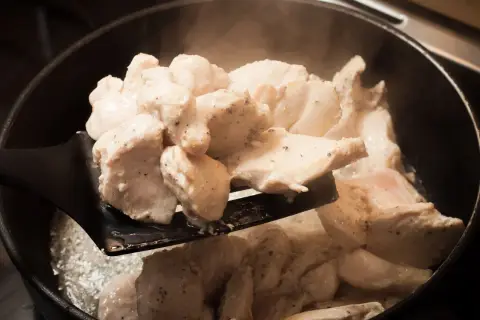 Mięso pieczone w naczyniu żaroodpornym puszcza białą pianę, bo białka ścinają się pod wpływem ciepła.