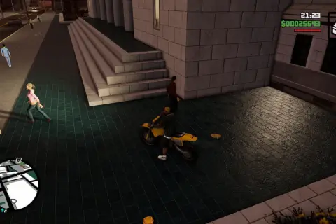 Postać na żółtym motocyklu w GTA San Andreas. Widać też innych przechodniów i budynek.