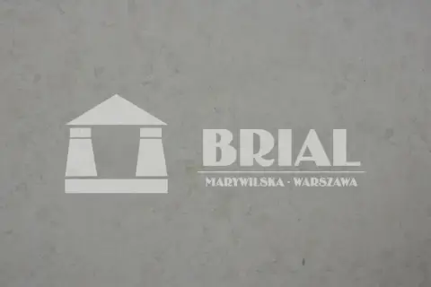 Szary, subtelnie żyłkowany biały marmur włoski z logo BRIAL na tle.