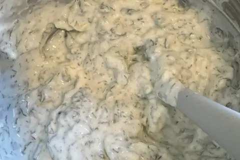Kremowy sos z koperkiem i ogórkiem, idealny do grillowanych mięs. Tak właśnie wygląda gotowy sos, gdy chcesz wiedzieć, jak zrobić tzatziki.