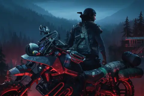 Mężczyzna w czapce i skórzanej kurtce siedzi na motocyklu w lesie, z karabinem na plecach.