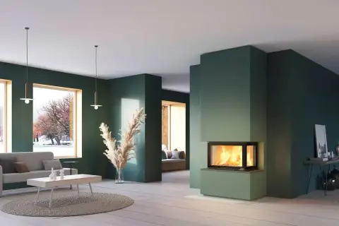 Vardagsrum med en modern kamin utan skorsten som ger värme och mys. Vackert ljusinsläpp från stora fönster.