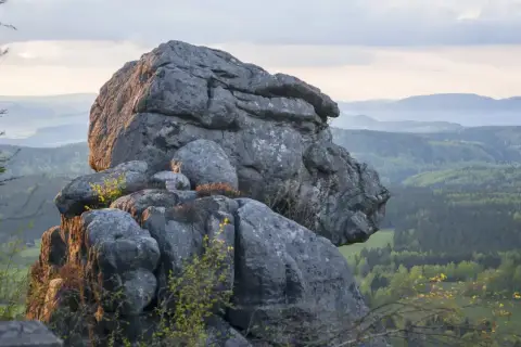 Skalny labirynt Szczeliniec Wielki, gdzie skały tworzą naturalne "piekiełko" dla wspinaczy i turystów.