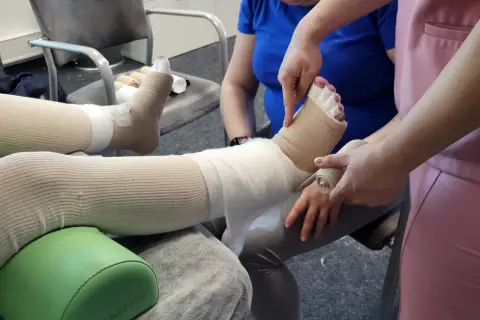Obrzęk limfatyczny leczenie domowe: bandażowanie stopy i nogi, aby zmniejszyć obrzęk.