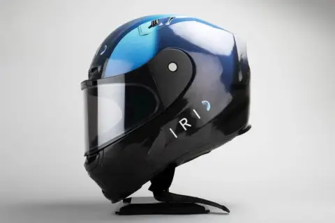 Casco da moto nero e blu con logo "IRID" e visiera trasparente. È bene che il casco sia dotato di visiera per proteggere gli occhi.