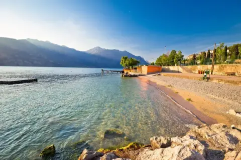 Słoneczny brzeg Jeziora Garda, woda kusi do kąpieli. Idealna temperatura wody zachęca do relaksu.