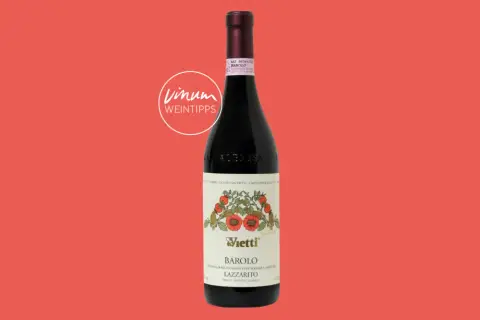 Eine Flasche Vietti Barolo Lazzarito 2018 mit roten Blumen auf dem Etikett, präsentiert von Vinum Weintipps.
