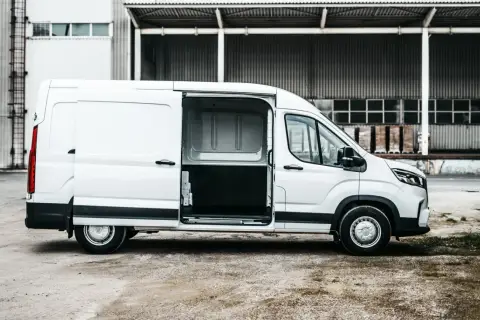 Biały Maxus Deliver 9 z otwartymi drzwiami, gotowy do załadunku.