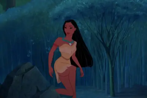Pocahontas, jedna z księżniczek Disneya, przemierza nocny las.