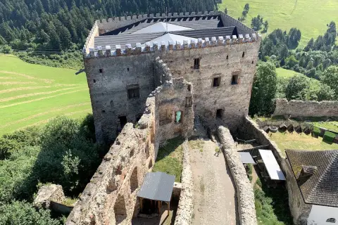 Ruiny zamku w Lubowli, otoczone zielenią, to wspaniałe atrakcje turystyczne.