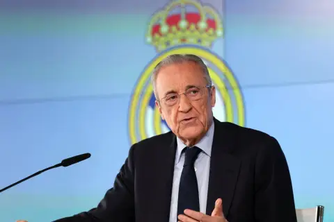 Florentino Pérez, prezes Realu Madryt, przemawia na tle klubowego logo.