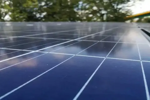 Jak działa elektrownia słoneczna? Od Słońca do Twojego gniazdka