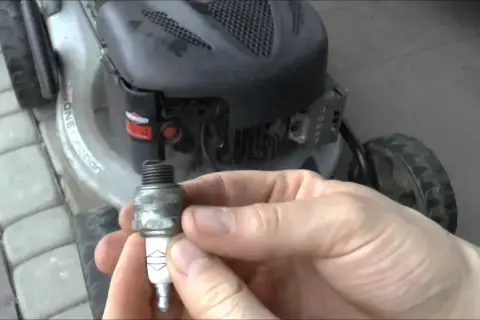 Jaką świecę do kosiarki Briggs & Stratton wybrać, aby uniknąć problemów?
