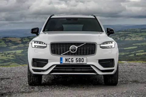 Białe Volvo XC90 2020 na tle malowniczego krajobrazu.